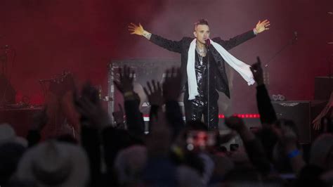 Exploring the Enchanting Soundscapes of Robbie Williams' Music